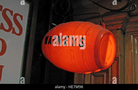 Duke Of York Pub, Belfast - Watneys rot-Fass-Zeichen Stockfoto