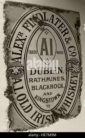 A1 Findlater alten irischen Whiskey Metall Zeichen, Belfast, Nordirland, Vereinigtes Königreich Stockfoto