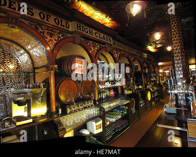 In der berühmten Krone Bar, Gt Victoria St, Belfast Stockfoto