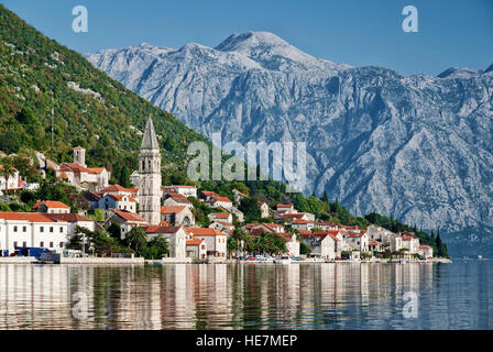 Perast traditionelle balkan Dorf Berglandschaft von Kotor in Montenegro Bucht Stockfoto