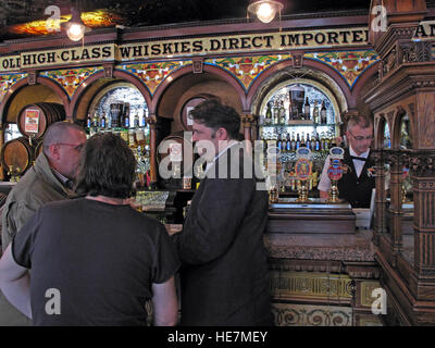 Trinker in der berühmten Krone Bar, Gt Victoria St, Belfast Stockfoto
