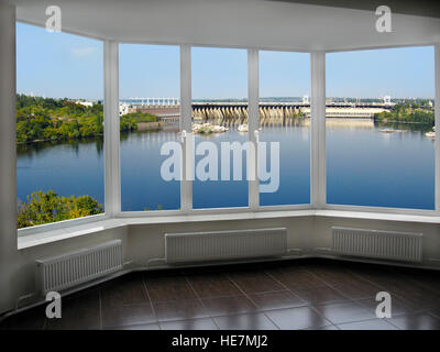 Zimmer mit Fenstern mit Blick auf das Wasserkraftwerk in Saporoschje Stockfoto