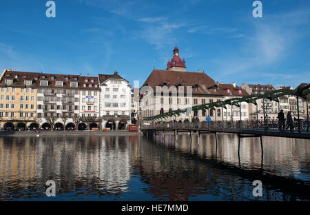 Schweiz, Europa: Ansicht des Rathaussteg, die Brücke über die Reuss, mit der Skyline der mittelalterlichen Stadt Luzern Stockfoto