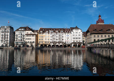 Schweiz, Europa: Ansicht des Rathaussteg, die Brücke über die Reuss, mit der Skyline der mittelalterlichen Stadt Luzern Stockfoto