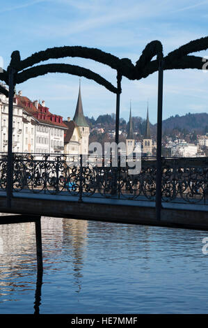 Schweiz, Europa: Ansicht des Rathaussteg, die Brücke über die Reuss, mit der Skyline der mittelalterlichen Stadt Luzern Stockfoto