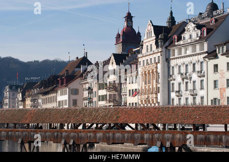 Schweiz: Skyline von Luzern mit der Kapellbrücke, eine überdachte Holzsteg spanning über die Reuss Stockfoto