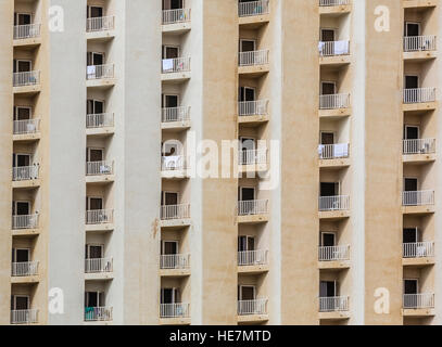 moderne Architektur die Fenster mit einem privaten Balkon Stockfoto