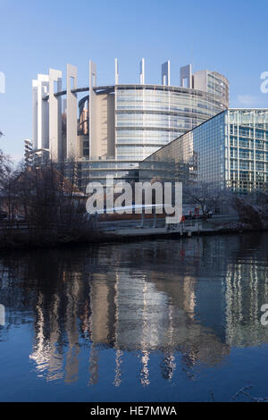 Das Gebäude des Europäischen Parlaments (Louise-Weiss-Gebäude) in Straßburg spiegelt sich im Fluss L'Ill wider, offizieller Sitz des Europäischen Parlaments, Frankreich Stockfoto