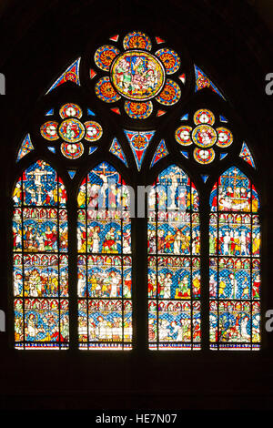 Ein Glasfenster in der Kathedrale von Straßburg Darstellung der Tod der Jungfrau und die Passion Stockfoto