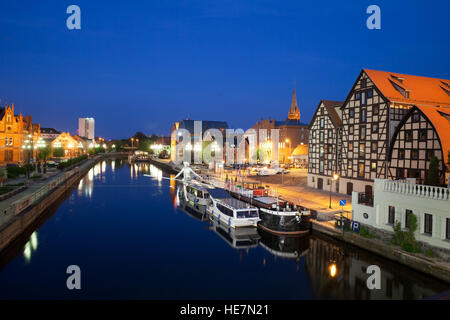 Stadt Bydgoszcz in der Nacht in Polen, alten Getreidespeicher am Fluss Brda auf der rechten Seite Stockfoto