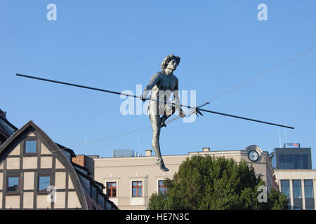 "Mann, die Überquerung des Flusses" ausgleichende Skulptur von Jerzy Kedziora in Stadt Bydgoszcz, Polen, erinnert an die polnischen Eintritt in die Europäische Union Stockfoto