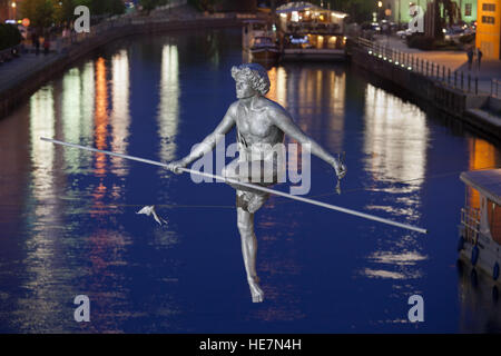 'Man Überquerung des Flusses' in der Nacht, Auswuchten Skulptur von Jerzy Kedziora in Bydgoszcz, Polen, erinnert an die polnischen Eintritt in die Europäische Union Stockfoto