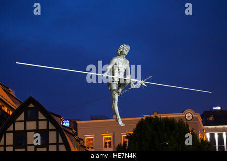 'Man Überquerung des Flusses' in der Nacht, Auswuchten Skulptur von Jerzy Kedziora in Bydgoszcz, Polen, erinnert an die polnischen Eintritt in die Europäische Union Stockfoto