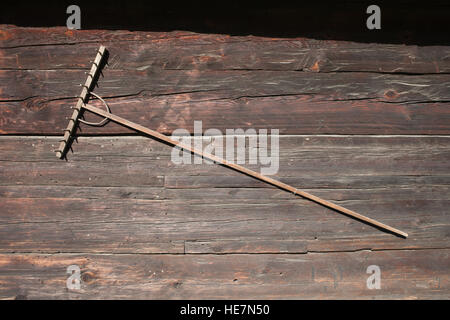 Traditionelle Handarbeit aus Holz Rake auf Scheune Wand, Museum für Völkerkunde, Torun, Polen Stockfoto