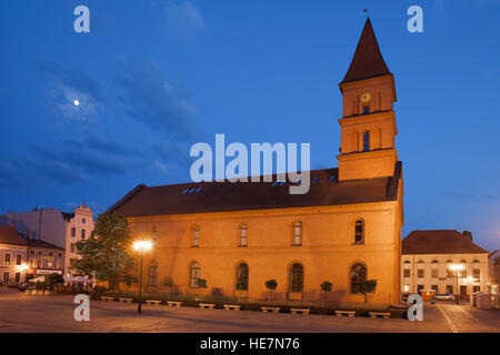 Ehemalige evangelische Kirche der Heiligen Dreifaltigkeit in der Nacht in Neustadt von Torun, Polen, Neo-Romansque Architektur Stockfoto