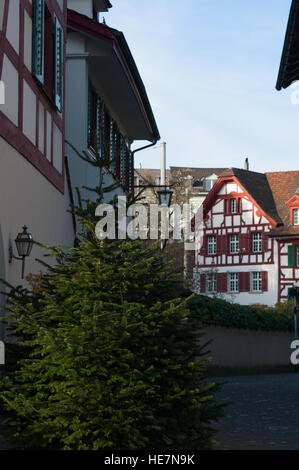 Schweiz, Europa: Blick auf die Paläste und Gebäude in den Straßen der mittelalterlichen Stadt Luzern, mit den Dekorationen und Details der Häuser Stockfoto