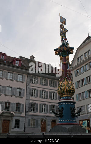 Schweiz: Skyline von Luzern und der Fritschi-Brunnen, erbaut im Jahre 1918 und eine legendäre Karneval Charakter gewidmet Stockfoto