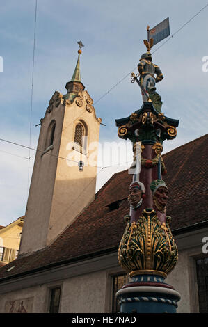 Schweiz: Skyline von Luzern und der Fritschi-Brunnen, erbaut im Jahre 1918 und eine legendäre Karneval Charakter gewidmet Stockfoto