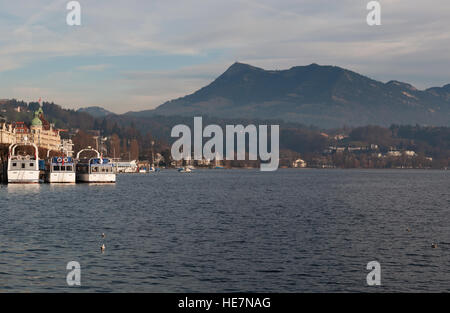 Schweiz: Schiffe auf dem Vierwaldstättersee mit Blick auf die Schweizer Alpen in der mittelalterlichen Stadt Luzern Stockfoto