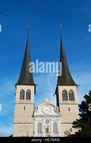 Schweiz, Europa: Details der Fassade der Kirche St. Leodegar, die wichtigste Kirche der Stadt Luzern Stockfoto