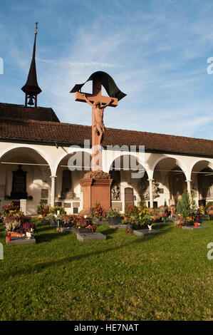 Schweiz, Europa: die Gräber und das Kruzifix auf dem Friedhof an der Kirche von St. Leodegar, die wichtigste Kirche der Stadt Luzern Stockfoto