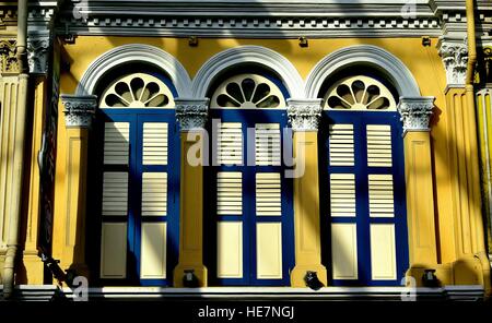 Singapur traditionellen Haus mit blauen und weißen Fensterläden Stockfoto