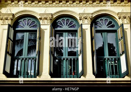 Haus mit grünen Fensterläden Stockfoto