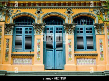 Singapur Traditionelle Chinesische shop Haus mit blauen Fensterläden Stockfoto