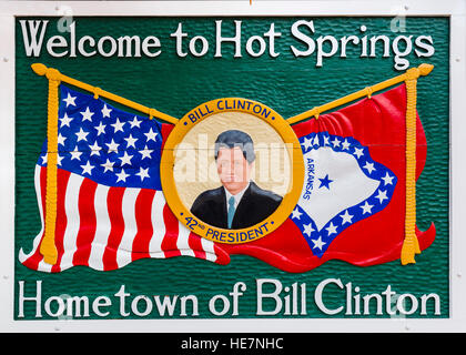 Hot Springs, Arkansas, USA. Willkommensschild mit Ex-Präsident Bill Clinton, der in der Stadt aufgewachsen. Stockfoto