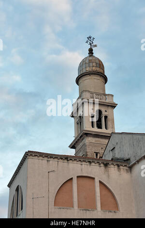 San Pantalon Kirche Glockenturm bei Sonnenuntergang in Venedig, Italien. Es ist ein 17. Jahrhundert Pfarrkirche St. Pantaleon gewidmet. Stockfoto