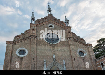 Basilica dei Frari oder Basilica di Santa Maria Gloriosa dei Frari bei Sonnenuntergang in Venedig, Italien. Es ist eine der größten Kirchen in der Stadt, es ist ist Stockfoto