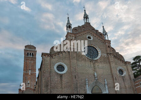 Basilica dei Frari oder Basilica di Santa Maria Gloriosa dei Frari bei Sonnenuntergang in Venedig, Italien. Es ist eine der größten Kirchen in der Stadt, es ist ist Stockfoto