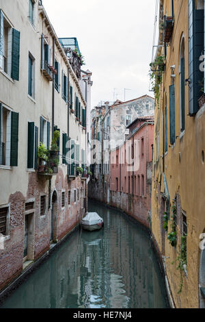Venedig-Stadtbild, schmale Wasserkanal und traditionelle Gebäude in Italien, Europa. Stockfoto