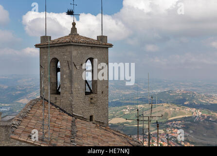 Guaita Festung Glockenturm in San Marino am Monte Titano mit Blick auf die Stadt. Stockfoto