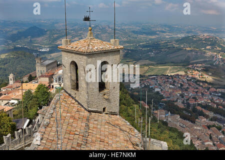 Guaita Festung Glockenturm in San Marino am Monte Titano mit Blick auf die Stadt. Stockfoto