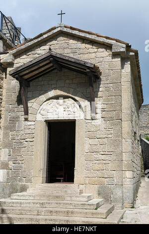 Kapelle im Hof des ersten Turm Guaita, San Marino. Es ist die älteste Befestigung, die wurde im XI Jahrhundert erbaut und diente als Wachturm, Stockfoto