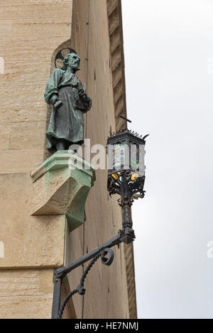 Figur des Heiligen Marinus in der Ecke des Palazzo Publico in San Marino, Nahaufnahme. Stockfoto