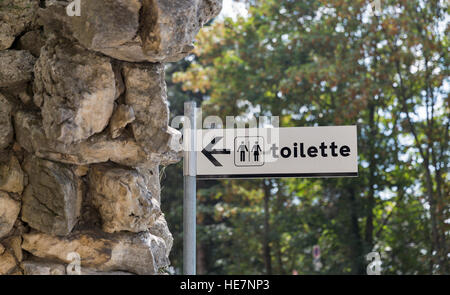 WC-Richtung anmelden weißer Teller Nahaufnahme im freien Stockfoto