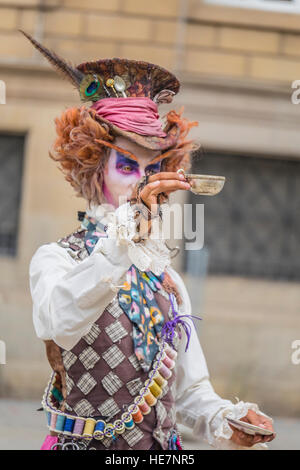 Ein männlicher Street Performer, auf Las Ramblas, in einem selbstgemachten Kostüm wie The Mad Hatter aus Alice im Wunderland suchen, Getränke aus seiner Tasse Tee. Stockfoto