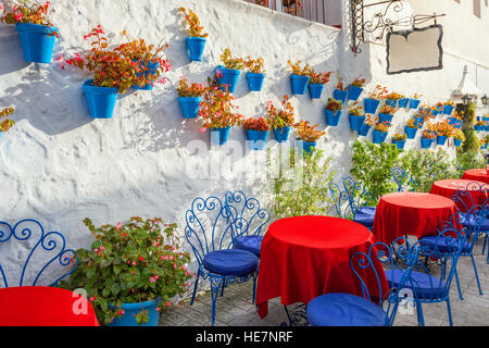 Fassade des Hauses mit Blumen in blau Töpfen in Mijas. Provinz Malaga, Andalusien, Spanien Stockfoto
