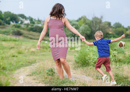 Schwangere Frau, die Landschaft mit ihrem Sohn. Stockfoto