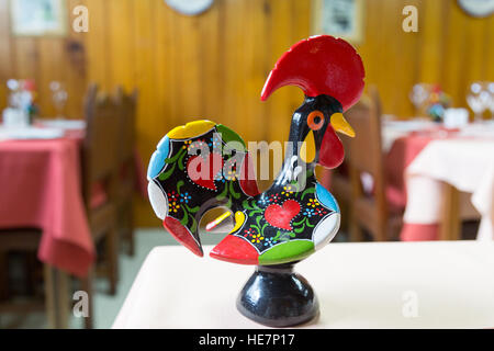 Galo de Barcelos (Hahn von Barcelos) gehört zu den am häufigsten verwendeten Wappen Portugal Stockfoto