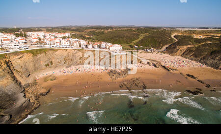 Menschen ruhen auf dem Strand ca Zambujeira de Mar, Portugal Luftbild Stockfoto