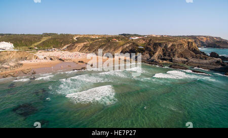 Menschen ruhen auf dem Strand ca Zambujeira de Mar, Portugal Luftbild Stockfoto