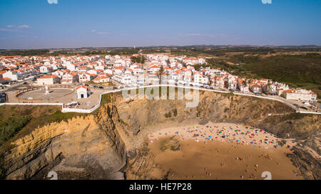 Panoramablick auf Zambujeira de Mar und Strand mit Urlaubern Menschen Antenne Stockfoto