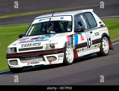 Peugeot 205 1.6 GTI Rennwagen auf der Castle Combe Rennstrecke, Wiltshire, 11. September 2004. Stockfoto