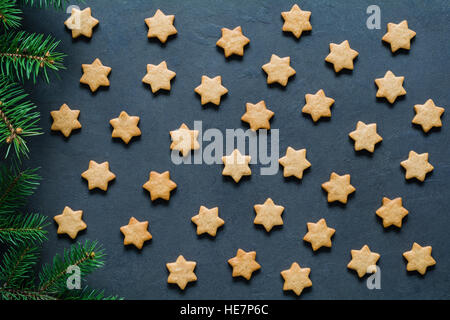 Sternen geformt Lebkuchen zu Weihnachten. Urlaub backen. Draufsicht, getönten Bild, flach legen oder Muster Stockfoto