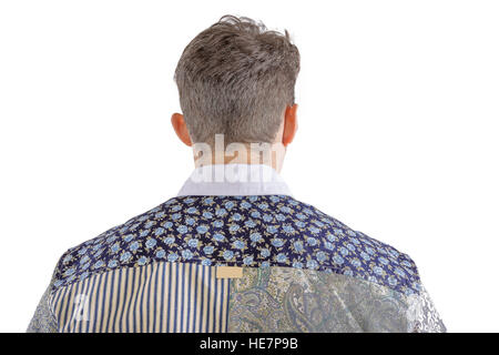 Stilvolle Mann gekleidet in eine blaue Anweisung Shirt, Detail Nahaufnahme von Schultern inc Rosenknospe blumig, paisley und Streifen-detail Stockfoto