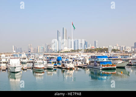 Abu Dhabi Hafen und die Skyline der Stadt Stockfoto