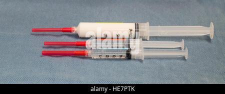 Drei Spritzen mit roten begrenzt Nadeln mit beschrifteten generische Propofol, Fentanyl und Rocuronium für die Vollnarkose. Stockfoto